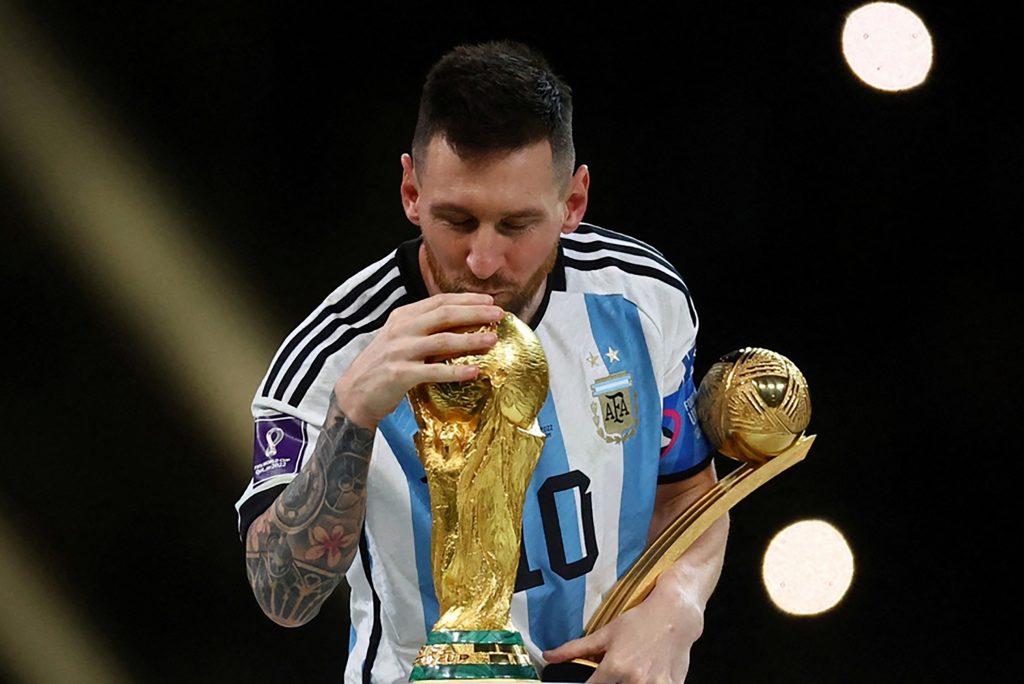 Lionel Messi - Pequeno gênio, habilidade gigante de marcar gols de cabeça